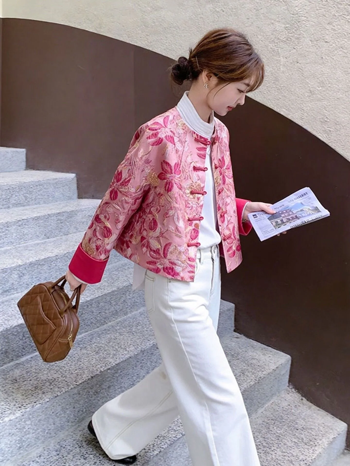 New Chinese Style Pink Floral Print Jacket 2026 Spring Fashion Luxury Youthful Top Women's Short Outerwear round Neck Button
New Chinese Style Pink Floral Print Jacket 2026 Spring Fashion Luxury Youthful Top Women's Short Outerwear round Neck Button