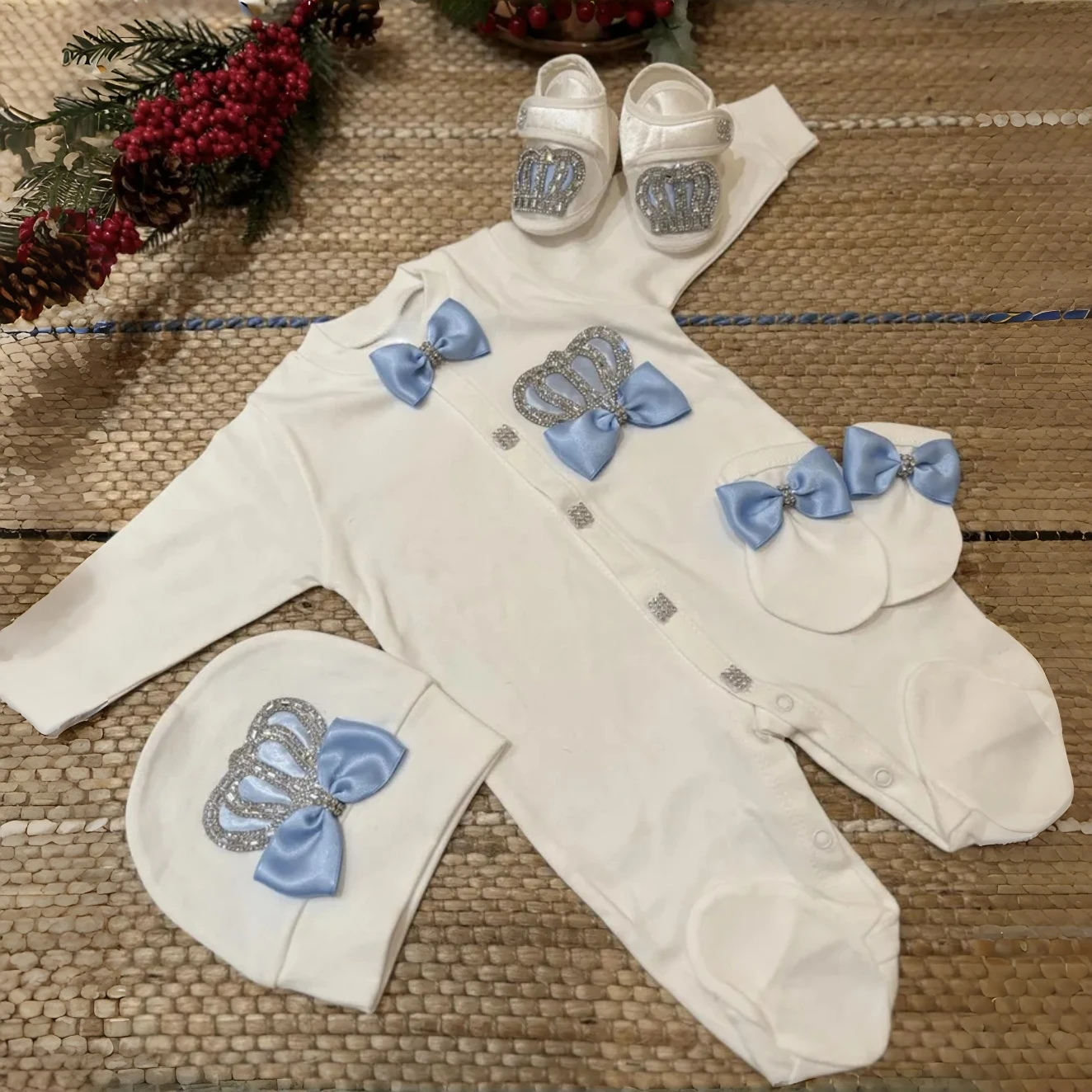 Dollbling Blue Bling Jewelry Crown Gift Clothing Sets Welcome Home Baby Rompers Mittens Bonnet Pajamas Outfit 4pcs Layettes Set
Dollbling Blue Bling Jewelry Crown Gift Clothing Sets Welcome Home Baby Rompers Mittens Bonnet Pajamas Outfit 4pcs Layettes Set