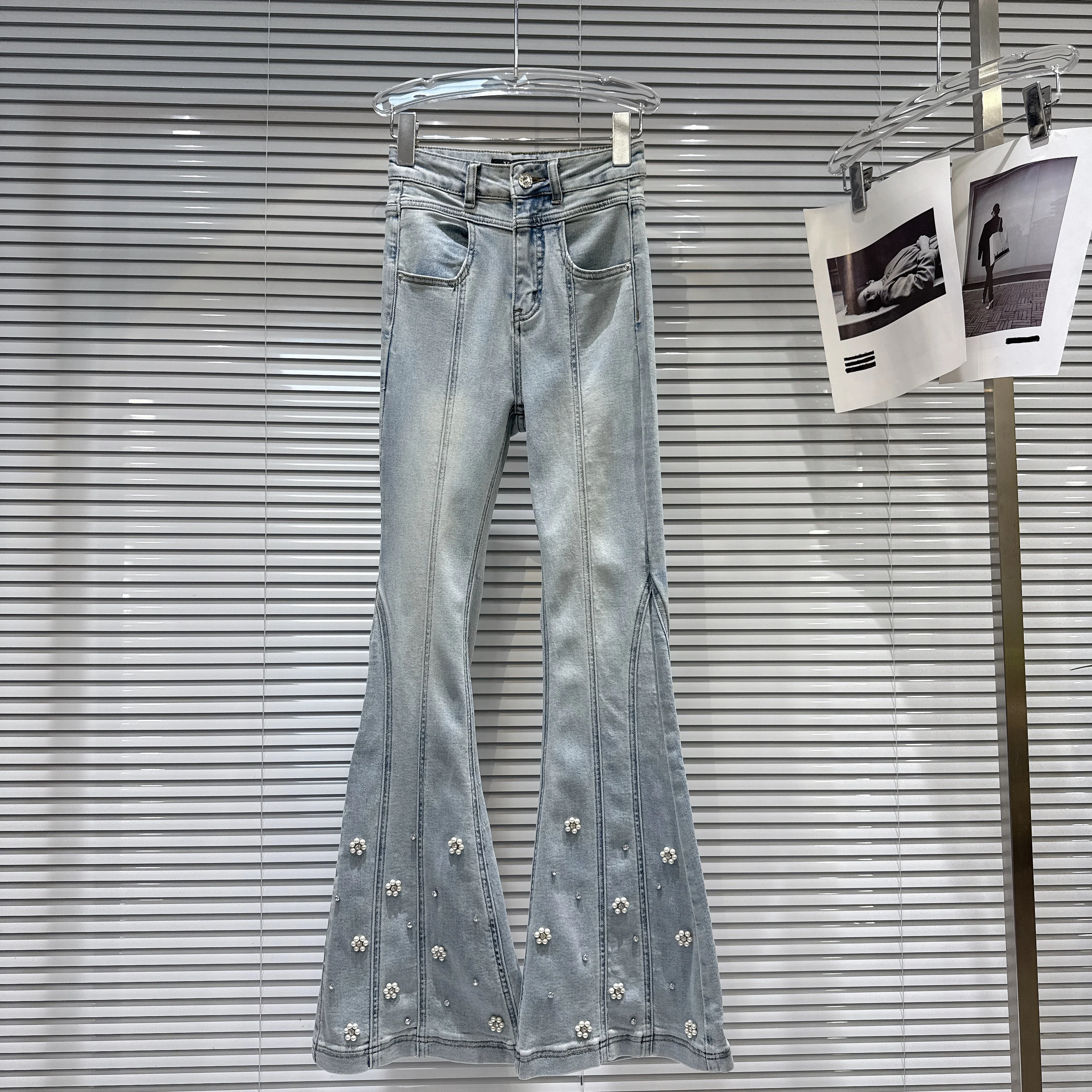 2026 весенний новый уличный стиль, популярные женские джинсы с жемчужными заклепками и стразами, кружевные строчки, слегка расклешенные джинсы, узкие брюки
2026 весенний новый уличный стиль, популярные женские джинсы с жемчужными заклепками и стразами, кружевные строчки, слегка расклешенные джинсы, узкие брюки