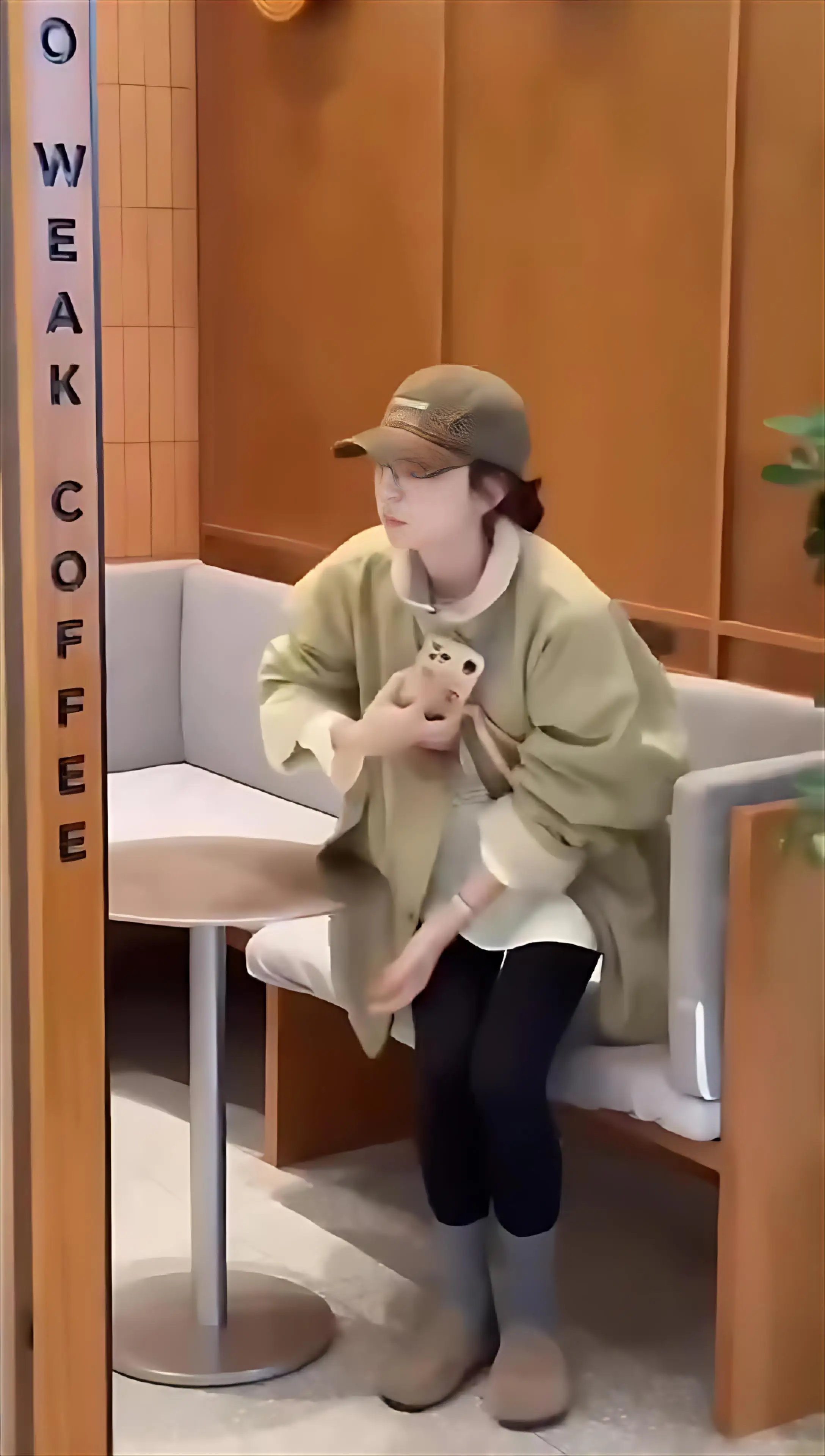 Lamb Wool Jacket Women Mid Campus Cargo Pocket Sherpa Canvas Button Detail Western Baseball Anti Freezing Cold Proof College Ins
Lamb Wool Jacket Women Mid Campus Cargo Pocket Sherpa Canvas Button Detail Western Baseball Anti Freezing Cold Proof College Ins