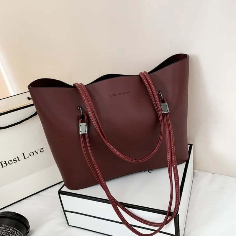 Elegant Vintage Crossbody Messenger Bag Ladies High End Leather Classic Simple Trendy Paris Bag
Elegant Vintage Crossbody Messenger Bag Ladies High End Leather Classic Simple Trendy Paris Bag