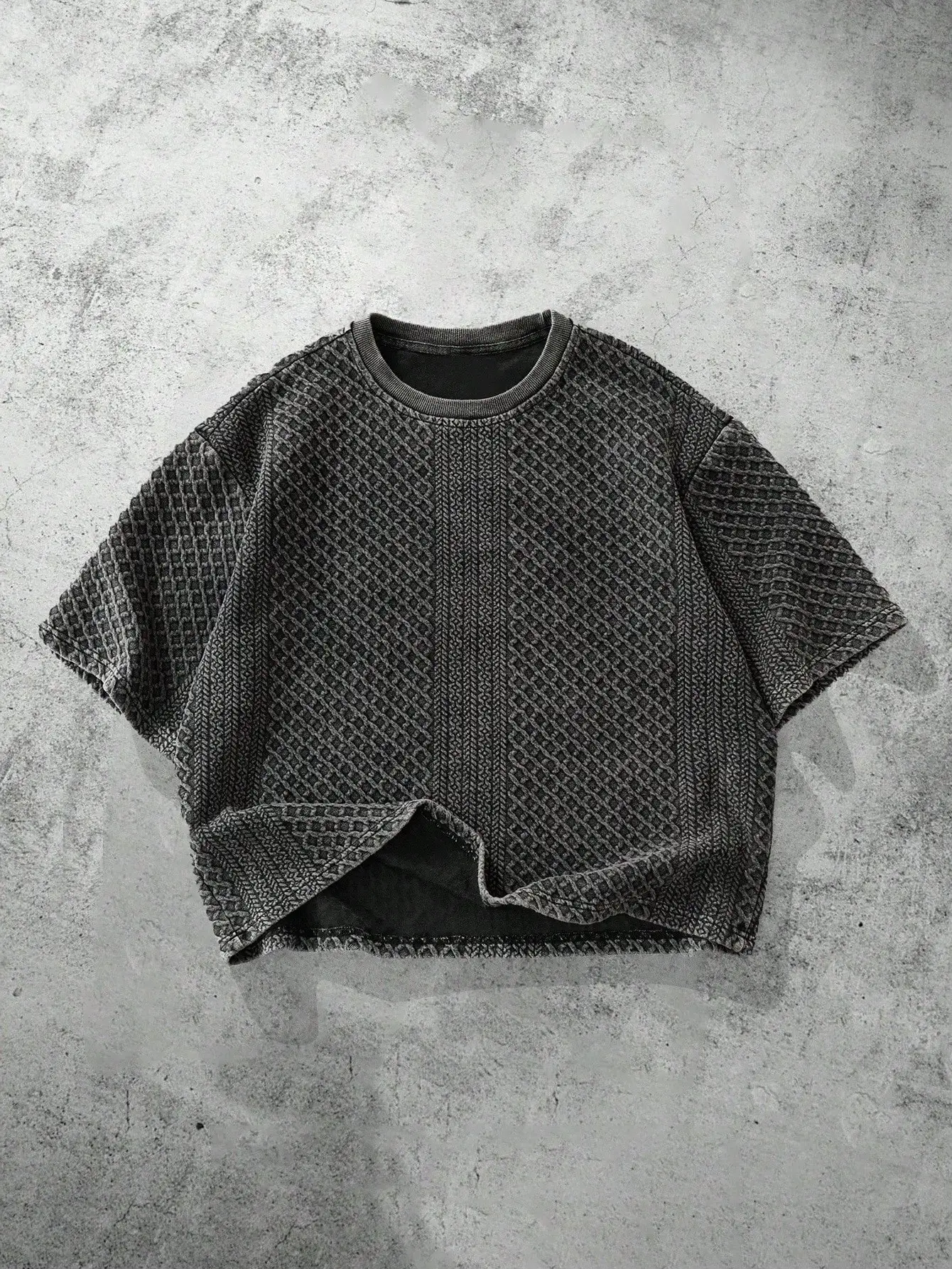 Текстурированный укороченный пуловер с короткими рукавами - вафельная вязка, свободный крой, рваный край
Текстурированный укороченный пуловер с короткими рукавами - вафельная вязка, свободный крой, рваный край