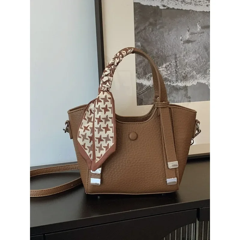 Новая модная женская сумка-ведро, высококачественная минималистичная сумка через плечо, модная дизайнерская сумка, уникальная маленькая сумка-тоут для женщин
Новая модная женская сумка-ведро, высококачественная минималистичная сумка через плечо, модная дизайнерская сумка, уникальная маленькая сумка-тоут для женщин