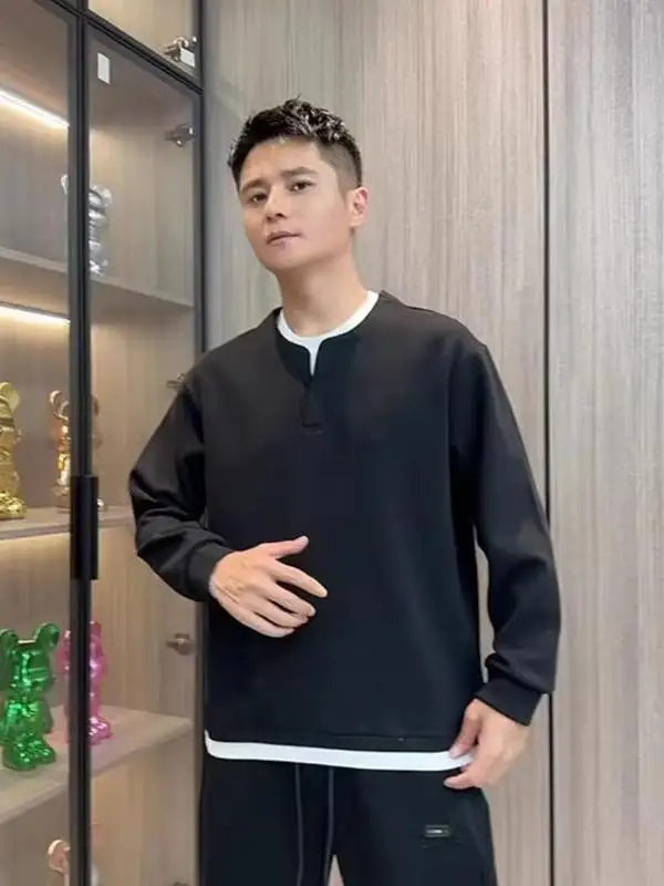 Autumn New Men's Fake Two-Piece Hoodie Trendy Brand Patchwork Top Simple round Ne Long Sve Base irt Casual Loose Fit
Autumn New Men's Fake Two-Piece Hoodie Trendy Brand Patchwork Top Simple round Ne Long Sve Base irt Casual Loose Fit
