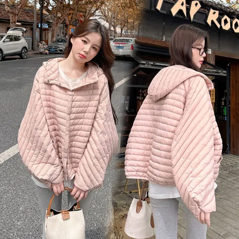 Новая женская теплая стеганая куртка на хлопковой подкладке Осень-Зима 2026, модный пуховик, женская парка, тонкая верхняя одежда с капюшоном, короткое пальто, топы
Новая женская теплая стеганая куртка на хлопковой подкладке Осень-Зима 2026, модный пуховик, женская парка, тонкая верхняя одежда с капюшоном, короткое пальто, топы