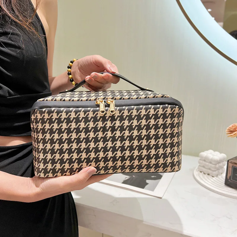 New PU waterproof makeup bag, large capacity portable travel wash bag, women's handheld multifunctional storage package
New PU waterproof makeup bag, large capacity portable travel wash bag, women's handheld multifunctional storage package