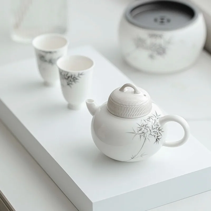 Hand Drawn Bamboo Teapot, Single Pot, Household Ceramic With Filter, Tea Pot, Gilded Silver Kung Fu Tea Set
Hand Drawn Bamboo Teapot, Single Pot, Household Ceramic With Filter, Tea Pot, Gilded Silver Kung Fu Tea Set