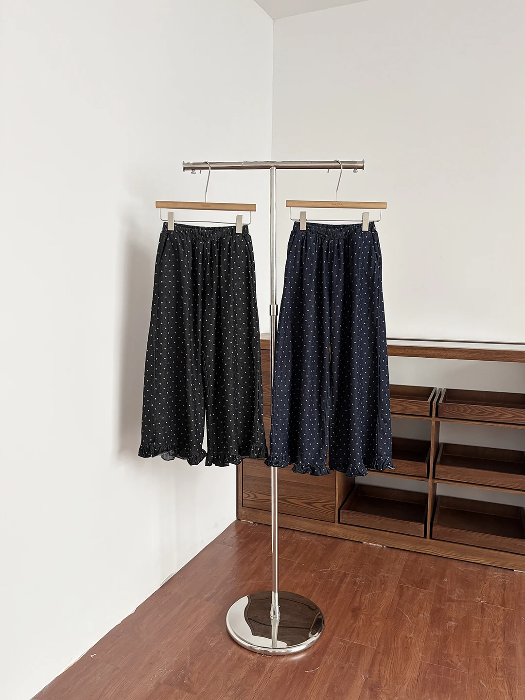 Anti-Aging High Waist Polka Dot Wide Leg Pants Women Summer 2026 New Korean Style Wooden Sound Slim Loose Casual Eightee...
Anti-Aging High Waist Polka Dot Wide Leg Pants Women Summer 2026 New Korean Style Wooden Sound Slim Loose Casual Eightee...