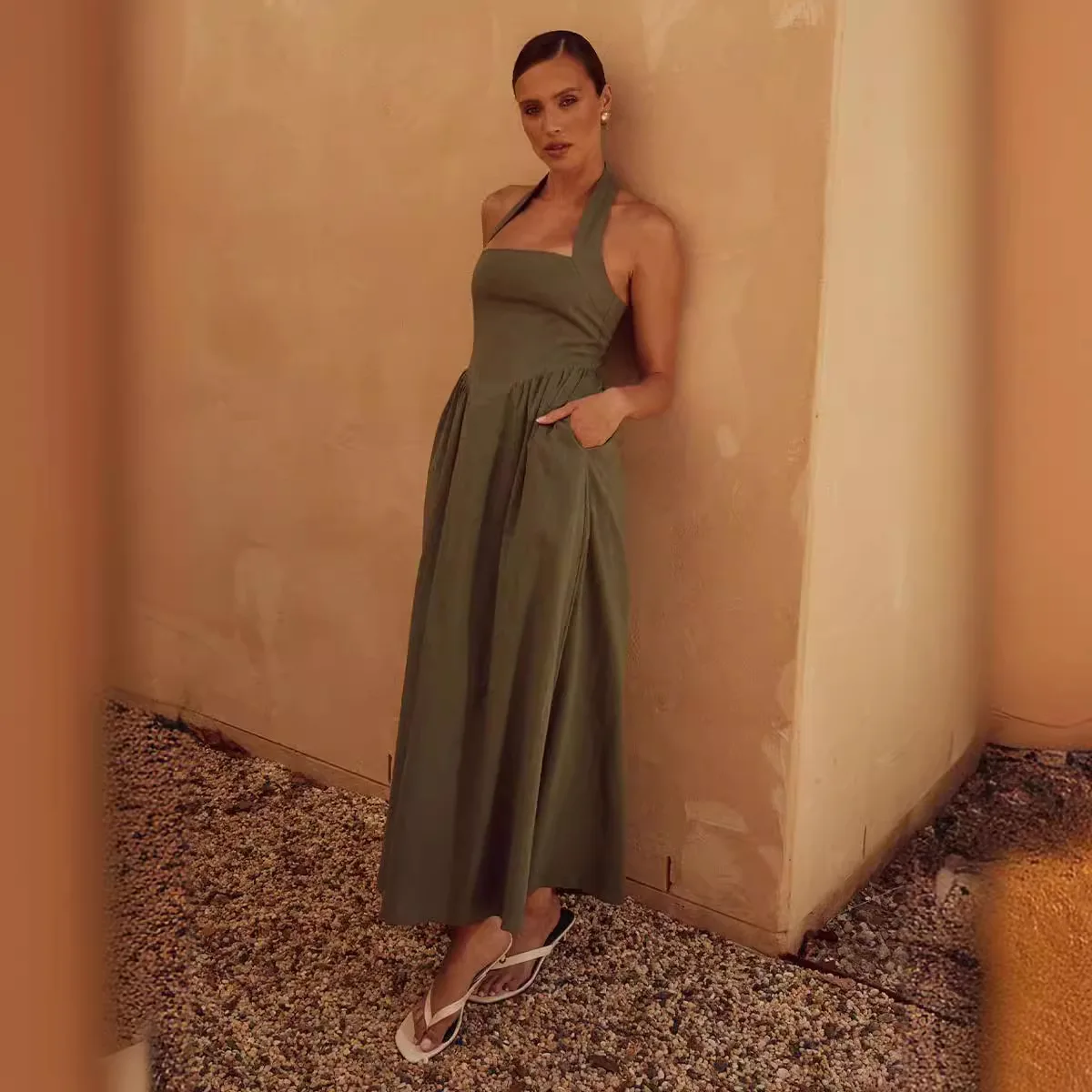 Summer 2026 new fashion temperament wide suspender neck halter dress
Summer 2026 new fashion temperament wide suspender neck halter dress