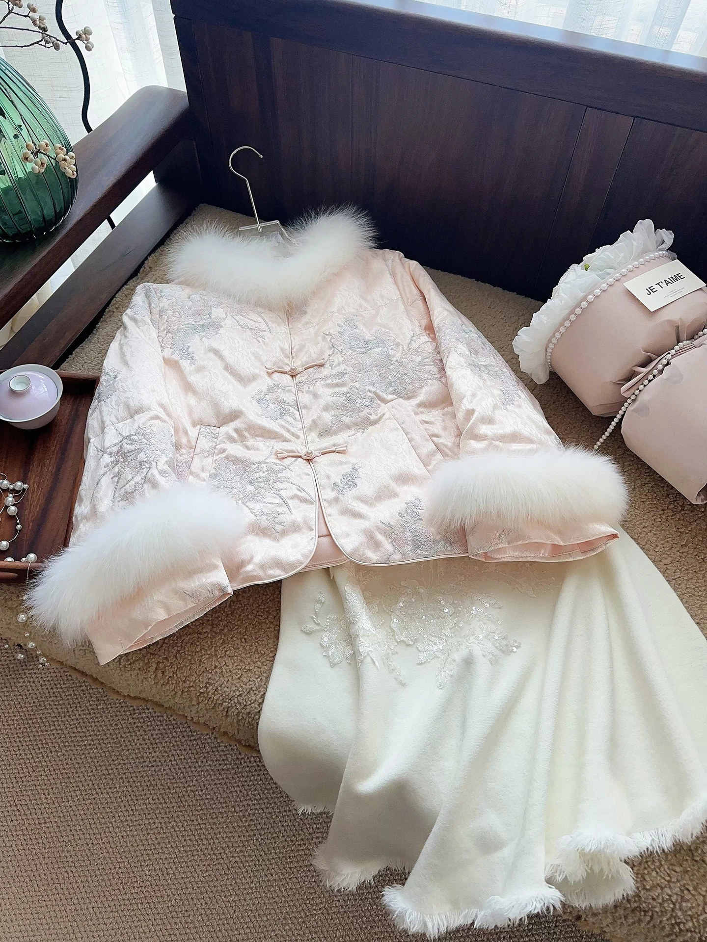 Mingmeihui Chinese Sle Sequin down Jaet Women's High End Embroidery Fur Collar Warm Outerwear Long Sve Plant Floral
Mingmeihui Chinese Sle Sequin down Jaet Women's High End Embroidery Fur Collar Warm Outerwear Long Sve Plant Floral