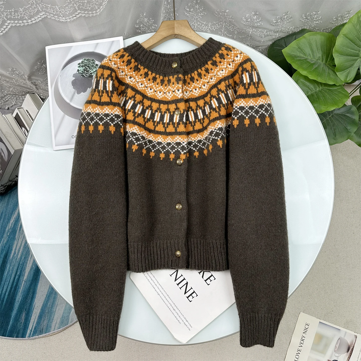 Thickened Knitted Cardigan Women's round Neck Color Block Sweater Fair Isle Vintage Style Winter New Arrival Ladies Fashion
Thickened Knitted Cardigan Women's round Neck Color Block Sweater Fair Isle Vintage Style Winter New Arrival Ladies Fashion