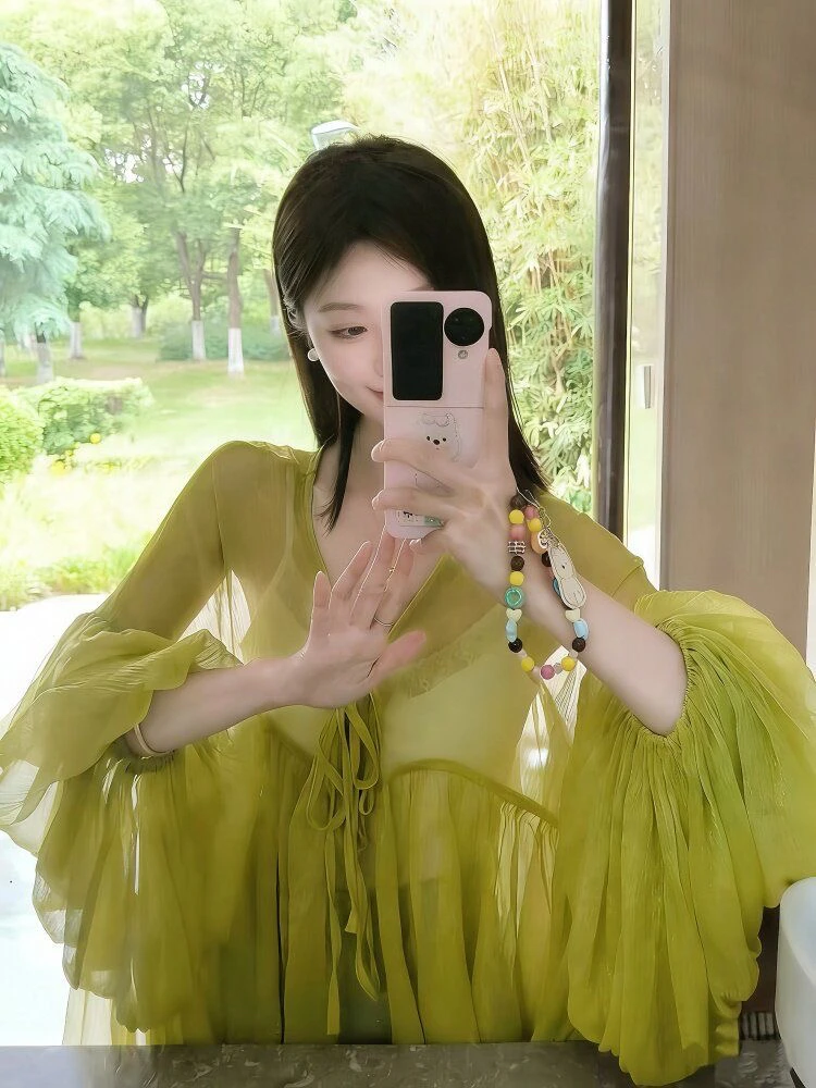 Green V-Neck Lantern Sleeve Chiffon Shirt Women's Spring Summer Thin Ice Silk Sunshade Cover up Loose Fit Long Sleeve Blouse
Green V-Neck Lantern Sleeve Chiffon Shirt Women's Spring Summer Thin Ice Silk Sunshade Cover up Loose Fit Long Sleeve Blouse