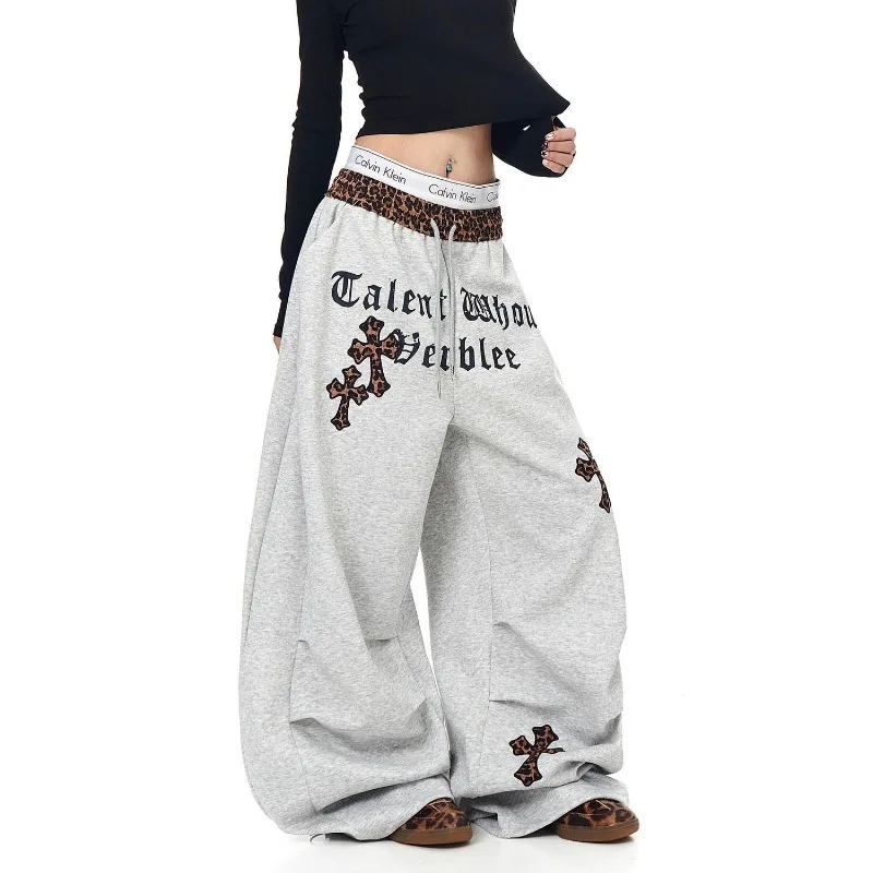 American Vintage Leopard Print Patchwork Pleated Cropped Sweatpants Women Trendy Letter Cross Print Loose-Fit Wide-Leg Pants
American Vintage Leopard Print Patchwork Pleated Cropped Sweatpants Women Trendy Letter Cross Print Loose-Fit Wide-Leg Pants