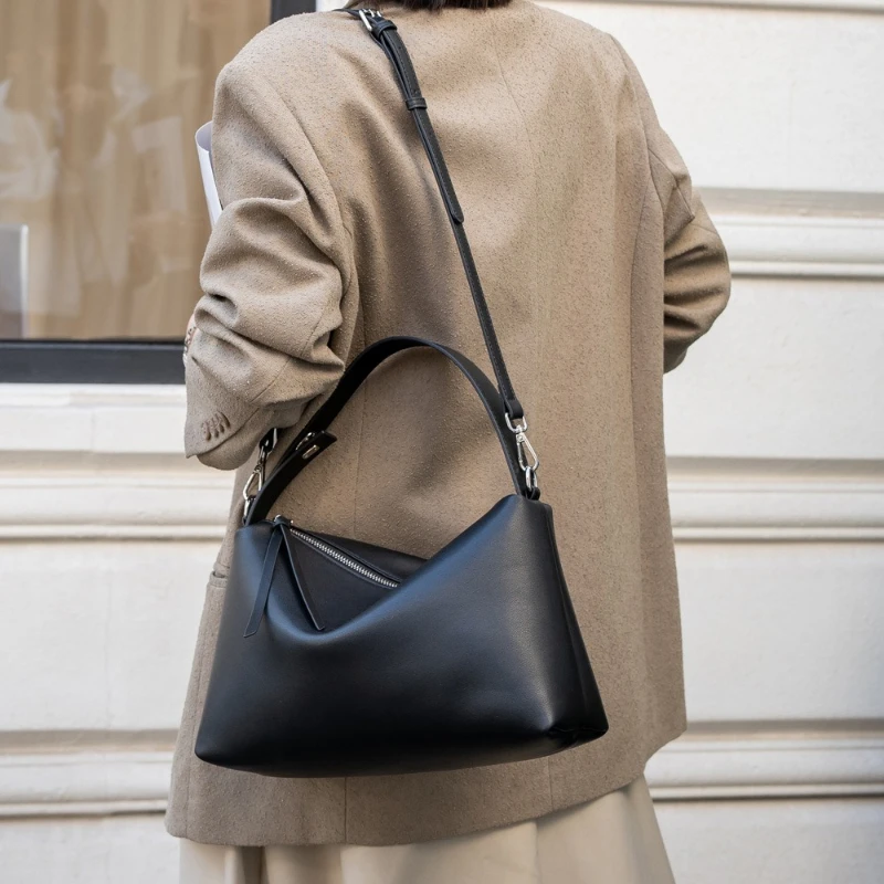 Leather Fashion Brand Luxury Designer Women's Shoulder Cross Bag, High-quality Handbag for Women 2025 New Style
Leather Fashion Brand Luxury Designer Women's Shoulder Cross Bag, High-quality Handbag for Women 2025 New Style