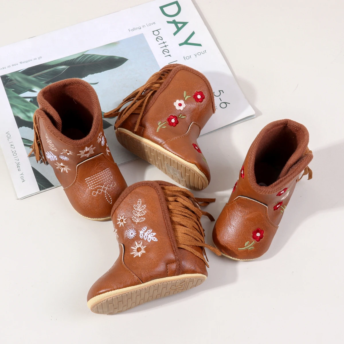 Fashionable And Popular Baby Shoes Western Denim Midsole Boots Autumn And Winter Warm And Anti Slip Casual Walking Shoes
Fashionable And Popular Baby Shoes Western Denim Midsole Boots Autumn And Winter Warm And Anti Slip Casual Walking Shoes