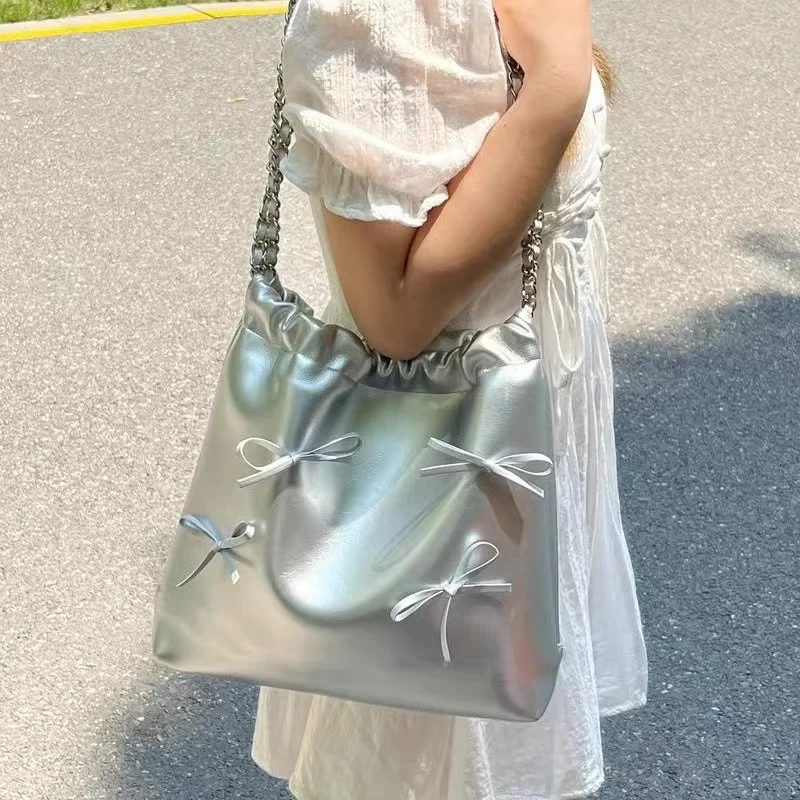 Trendy Large Capacity Bow Tie Design Tote Bags For Women 2024 New Silver Handbags Female PU Leather Single Shoulder Travel Bag
Trendy Large Capacity Bow Tie Design Tote Bags For Women 2024 New Silver Handbags Female PU Leather Single Shoulder Travel Bag