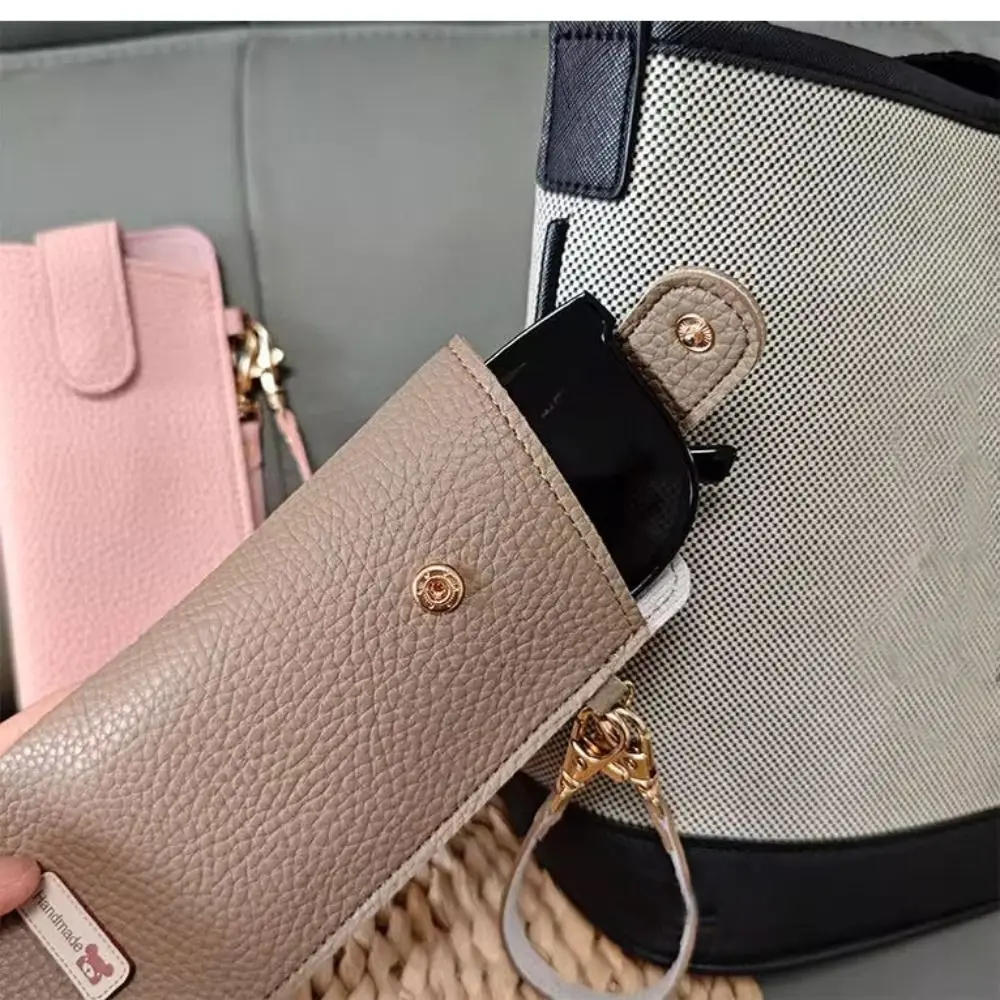 PU Leather Sunglasses Storage Bag with Lanyard Durable Sunglasses Pouch Portable Solid Color Hanging Sunglasses
PU Leather Sunglasses Storage Bag with Lanyard Durable Sunglasses Pouch Portable Solid Color Hanging Sunglasses