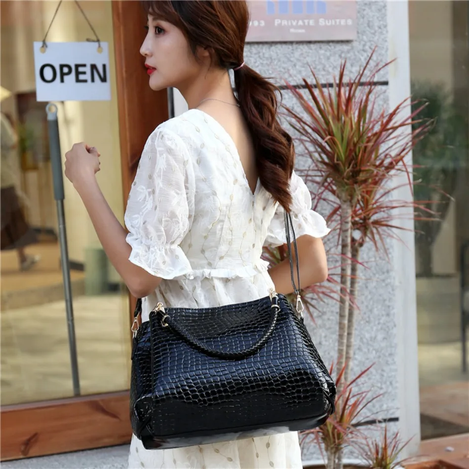 Women Bag Large Capacity Tote Bag High-quality Leather Shoulder Bags for Women 2025 Casual Bright Face Shopping Handbag Designer
Women Bag Large Capacity Tote Bag High-quality Leather Shoulder Bags for Women 2025 Casual Bright Face Shopping Handbag Designer