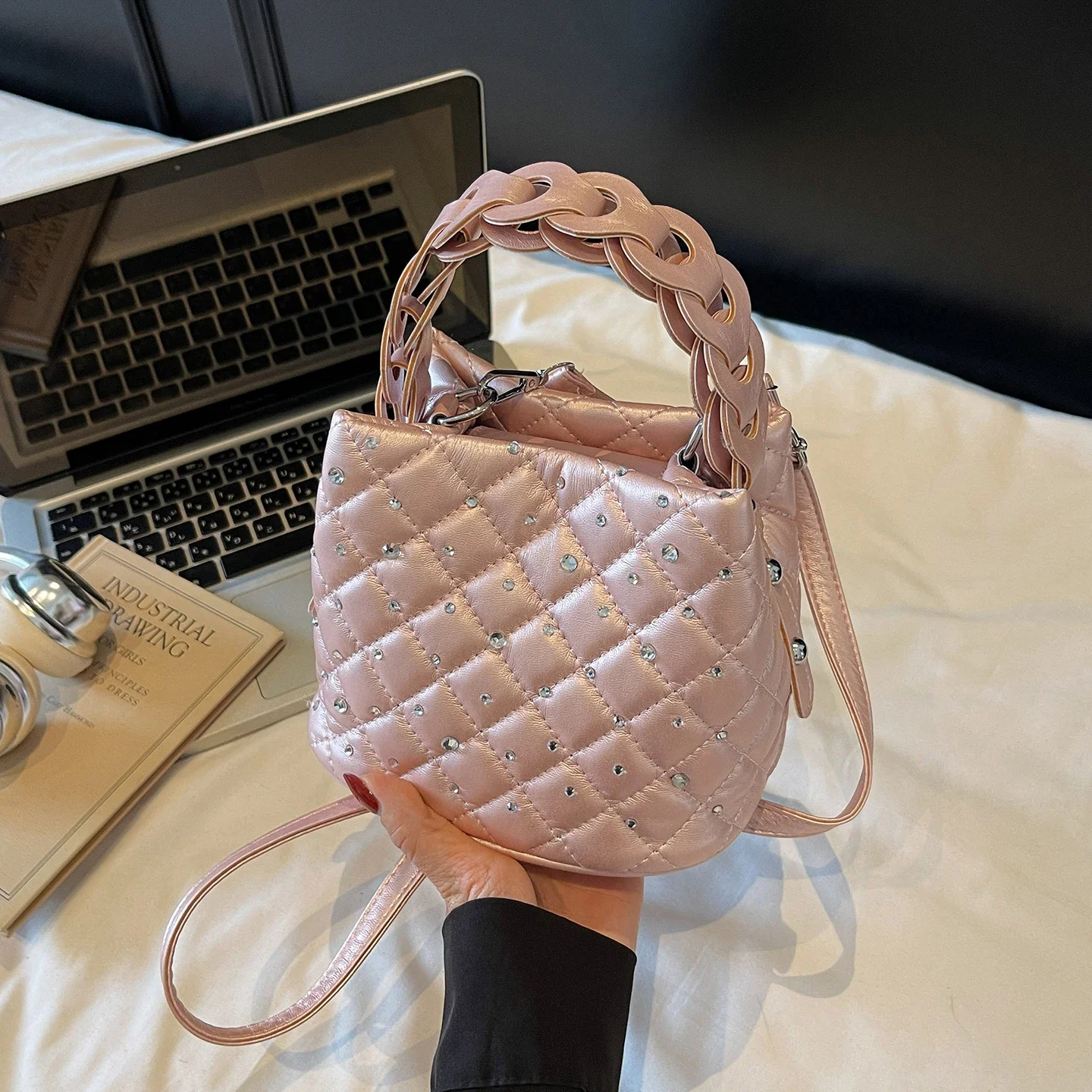 Shining Diamond Handbag High End Mini Bucket Bag Designer Versatile Phone Bag Women's Summer 2025 New Crossbody Bag Trend
Shining Diamond Handbag High End Mini Bucket Bag Designer Versatile Phone Bag Women's Summer 2025 New Crossbody Bag Trend