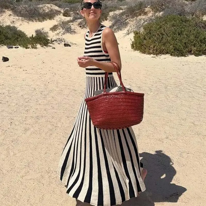 YENKYE Women O Neck Sleeveless Striped Knit Dresses Spring Summer 2025 Slim Midi Female Tank Vestidos Casual Dress
YENKYE Women O Neck Sleeveless Striped Knit Dresses Spring Summer 2025 Slim Midi Female Tank Vestidos Casual Dress