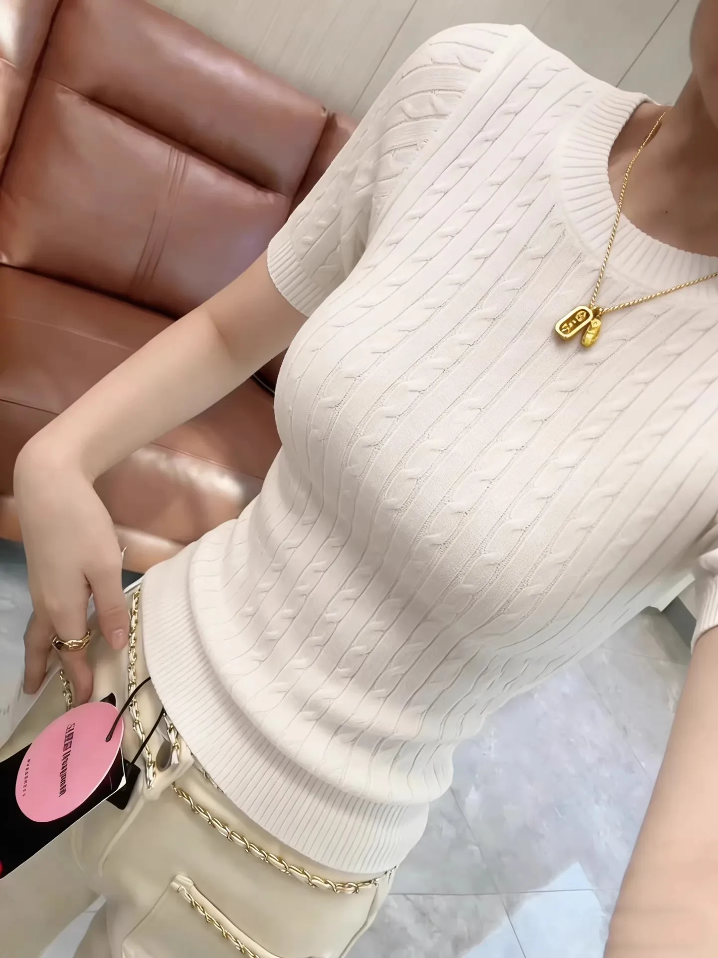 White Knitted Short Sleeve round Neck Twisted Women's T-Shirt Korean Style Summer New Fashion Age-Defying Top Soft Fit Type
White Knitted Short Sleeve round Neck Twisted Women's T-Shirt Korean Style Summer New Fashion Age-Defying Top Soft Fit Type