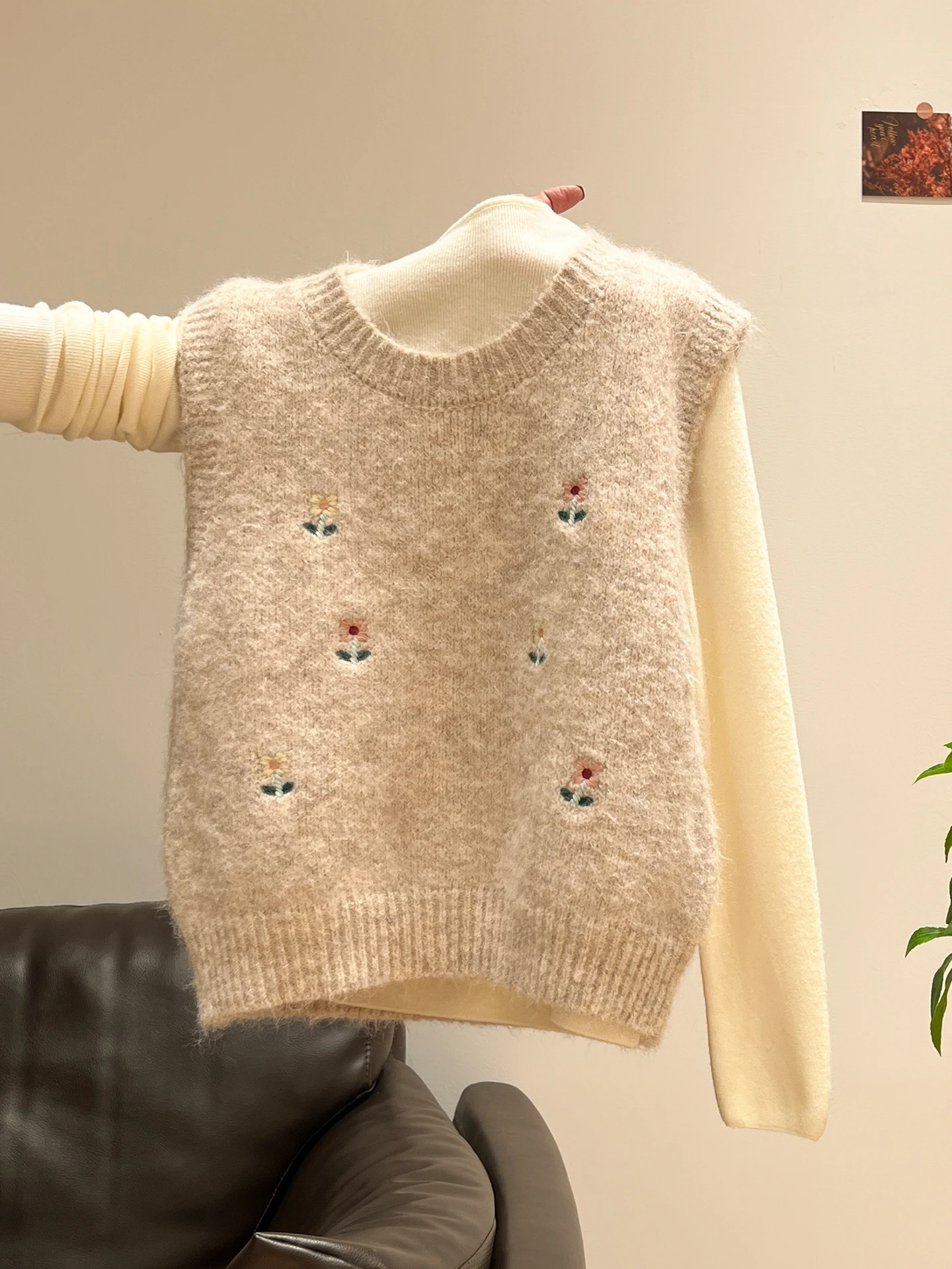 Autumn Winter Knitted Vest Top Half High Collar round Neck Sleeveless Layering Women's Fashion Commute Style Embroidered Inne...
Autumn Winter Knitted Vest Top Half High Collar round Neck Sleeveless Layering Women's Fashion Commute Style Embroidered Inne...