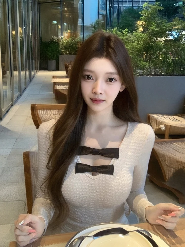 Женский облегающий вязаный топ с V-образным вырезом и длинными рукавами Ele Knot: стильный базовый слой для повседневной носки
Женский облегающий вязаный топ с V-образным вырезом и длинными рукавами Ele Knot: стильный базовый слой для повседневной носки