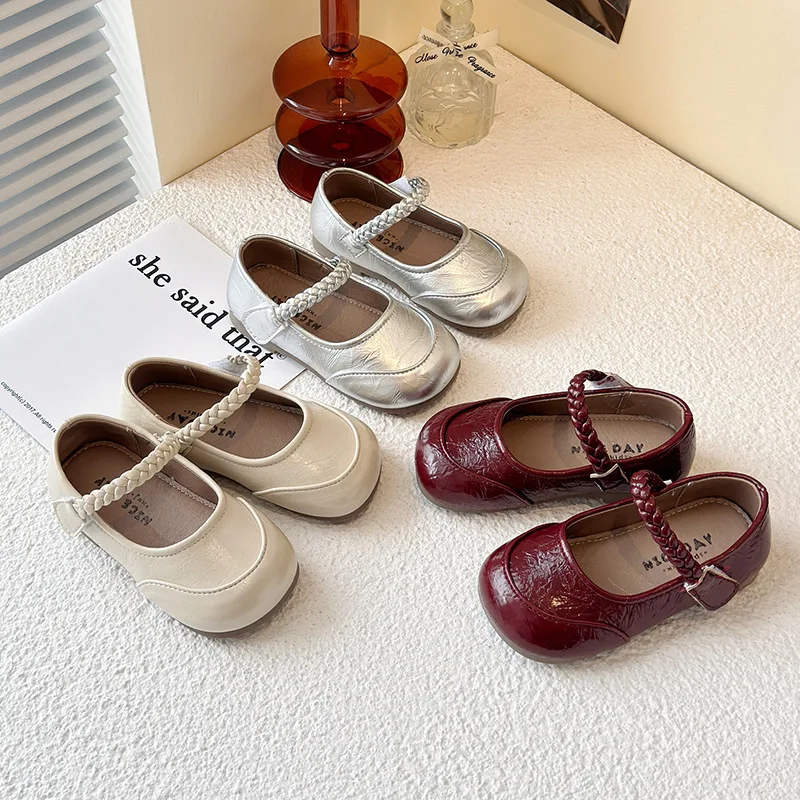Small Leather Shoes for Girls Korean Small Fashion Girl Children 1-3 Years Old Soft Soled Spring and Autumn Single Shoes
Small Leather Shoes for Girls Korean Small Fashion Girl Children 1-3 Years Old Soft Soled Spring and Autumn Single Shoes