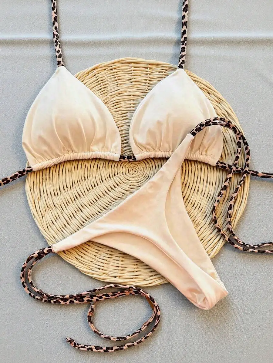 Комплект бикини из 2 предметов: бежевый бархатный топ и плавки с леопардовым принтом и завязками
Комплект бикини из 2 предметов: бежевый бархатный топ и плавки с леопардовым принтом и завязками