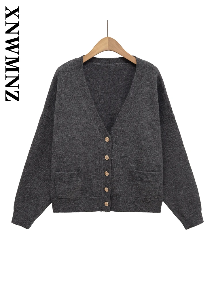 XNWMNZ 2025 Autumn Woman Casual Chic V-Collar Knitted Long Sleeve Top Commuting Fashion Lady Grey Long Sleeve Simple Cardigan
XNWMNZ 2025 Autumn Woman Casual Chic V-Collar Knitted Long Sleeve Top Commuting Fashion Lady Grey Long Sleeve Simple Cardigan