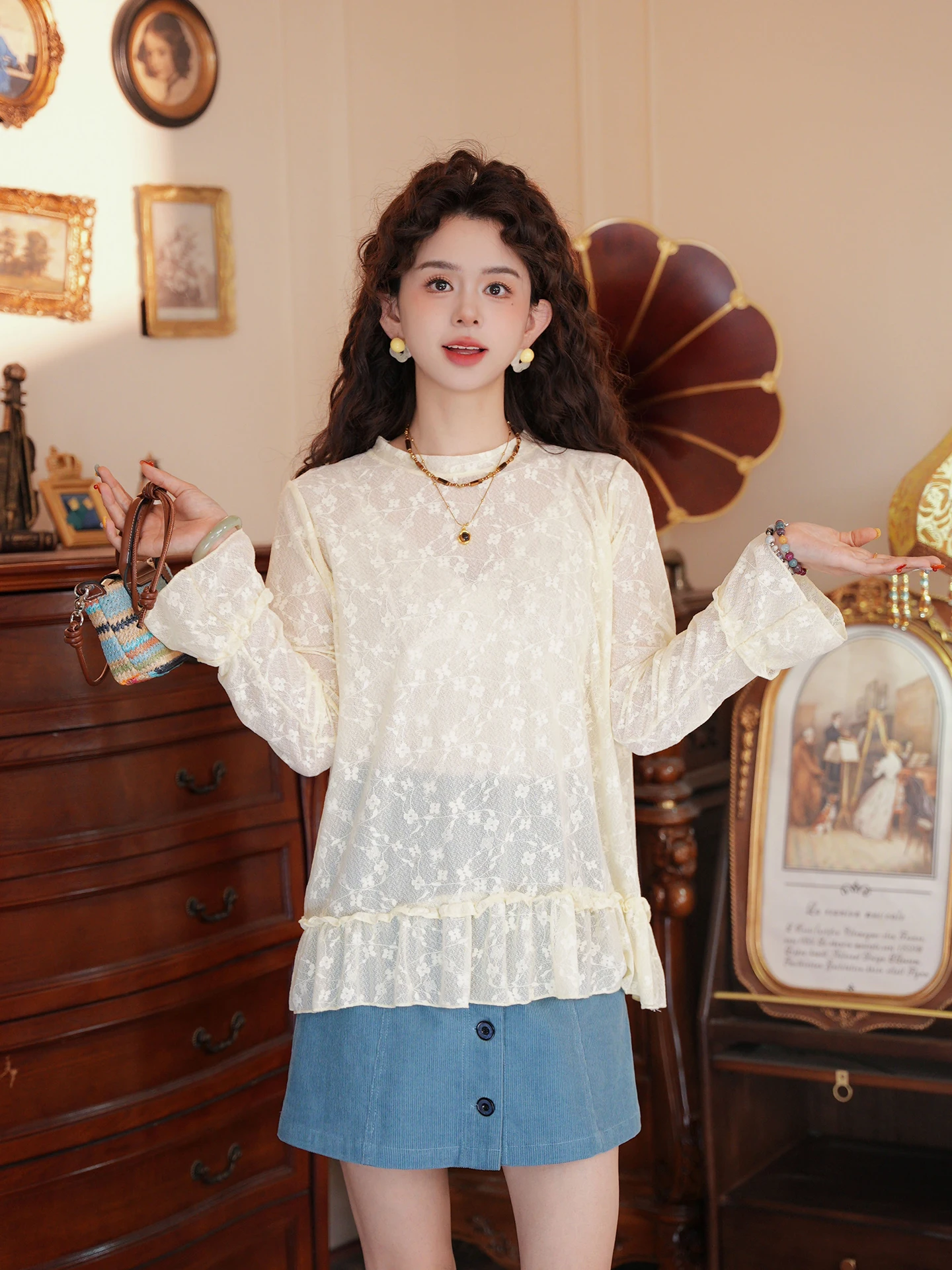 Женская блузка Chen Jiajie Porcelain Glow: Новинка, тонкая, дышащая, комфортная, из полиэстера, с длинным рукавом и кружевом, в стиле ранней весны
Женская блузка Chen Jiajie Porcelain Glow: Новинка, тонкая, дышащая, комфортная, из полиэстера, с длинным рукавом и кружевом, в стиле ранней весны