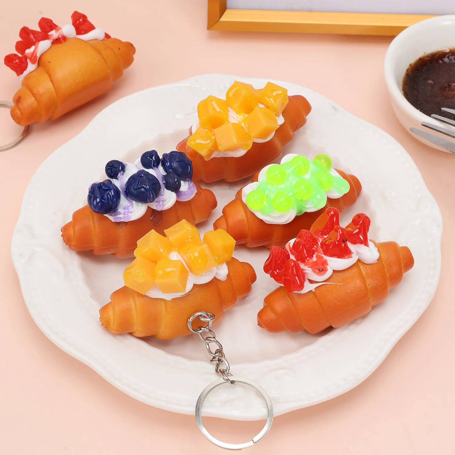 Artificial Blueberry Cream Croissant Dessert PVC Fake Food Bread Keychain Simulation Resin Food Play Hanging Pendant Decoration
Artificial Blueberry Cream Croissant Dessert PVC Fake Food Bread Keychain Simulation Resin Food Play Hanging Pendant Decoration