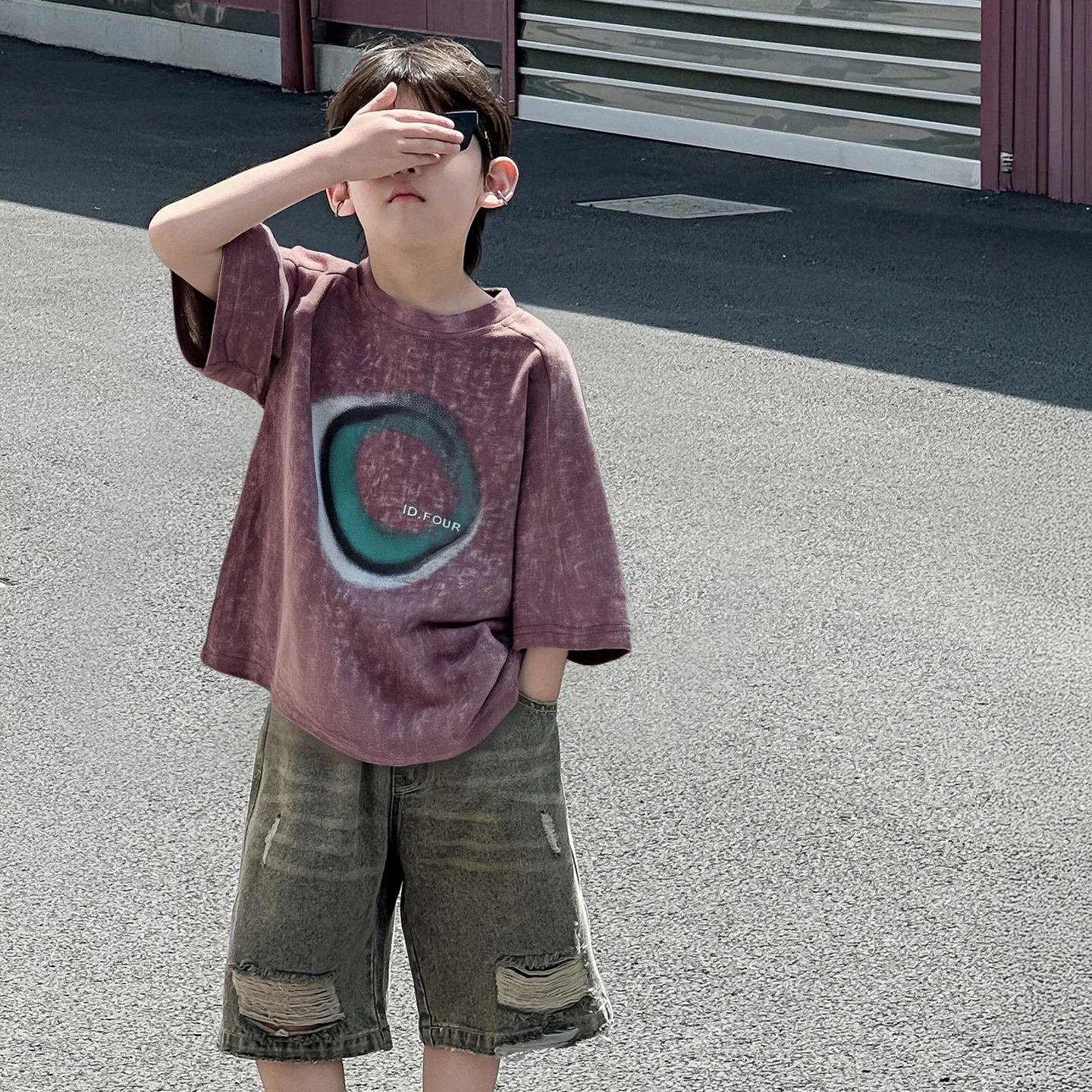 Детская одежда в корейском стиле, повседневная универсальная футболка с короткими рукавами, новинка лета 2025, модная свободная тонкая футболка в стиле ретро для мальчиков
Детская одежда в корейском стиле, повседневная универсальная футболка с короткими рукавами, новинка лета 2025, модная свободная тонкая футболка в стиле ретро для мальчиков