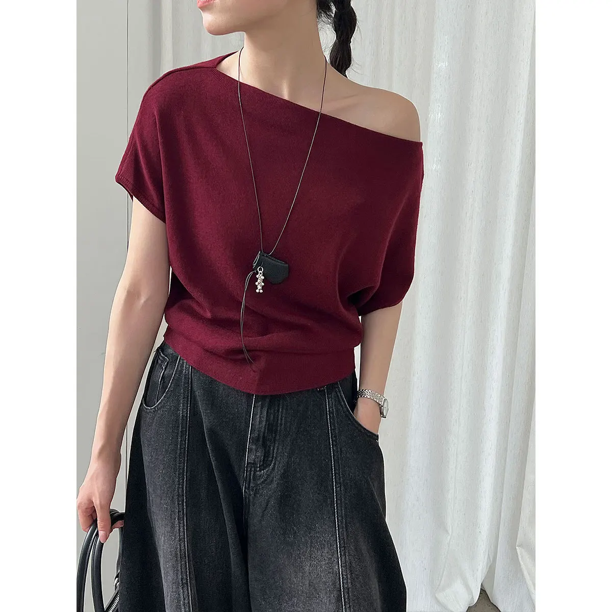 Французская шерстяная рубашка с наклонными плечами и короткими рукавами, вязаный топ с открытыми плечами, элитный топ на весну и осень с одним вырезом
Французская шерстяная рубашка с наклонными плечами и короткими рукавами, вязаный топ с открытыми плечами, элитный топ на весну и осень с одним вырезом