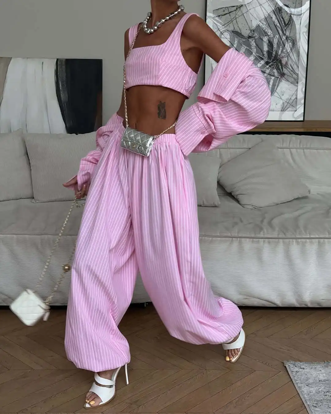 Узкие брюки-фонарики с короткой талией, комплект из 3 предметов, свободный однотонный хлопковый плиссированный наряд, 2025 г., женская новая модная уличная одежда
Узкие брюки-фонарики с короткой талией, комплект из 3 предметов, свободный однотонный хлопковый плиссированный наряд, 2025 г., женская новая модная уличная одежда