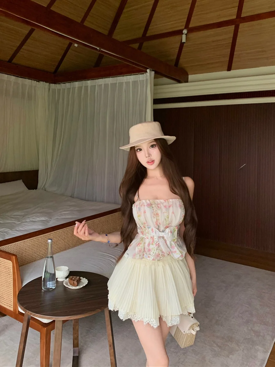 Fashionable Floral Print Halter Top And High Waist Skirt Set for Women Summer Outfit with Bow Tie Short Length A-Line Skirt
Fashionable Floral Print Halter Top And High Waist Skirt Set for Women Summer Outfit with Bow Tie Short Length A-Line Skirt
