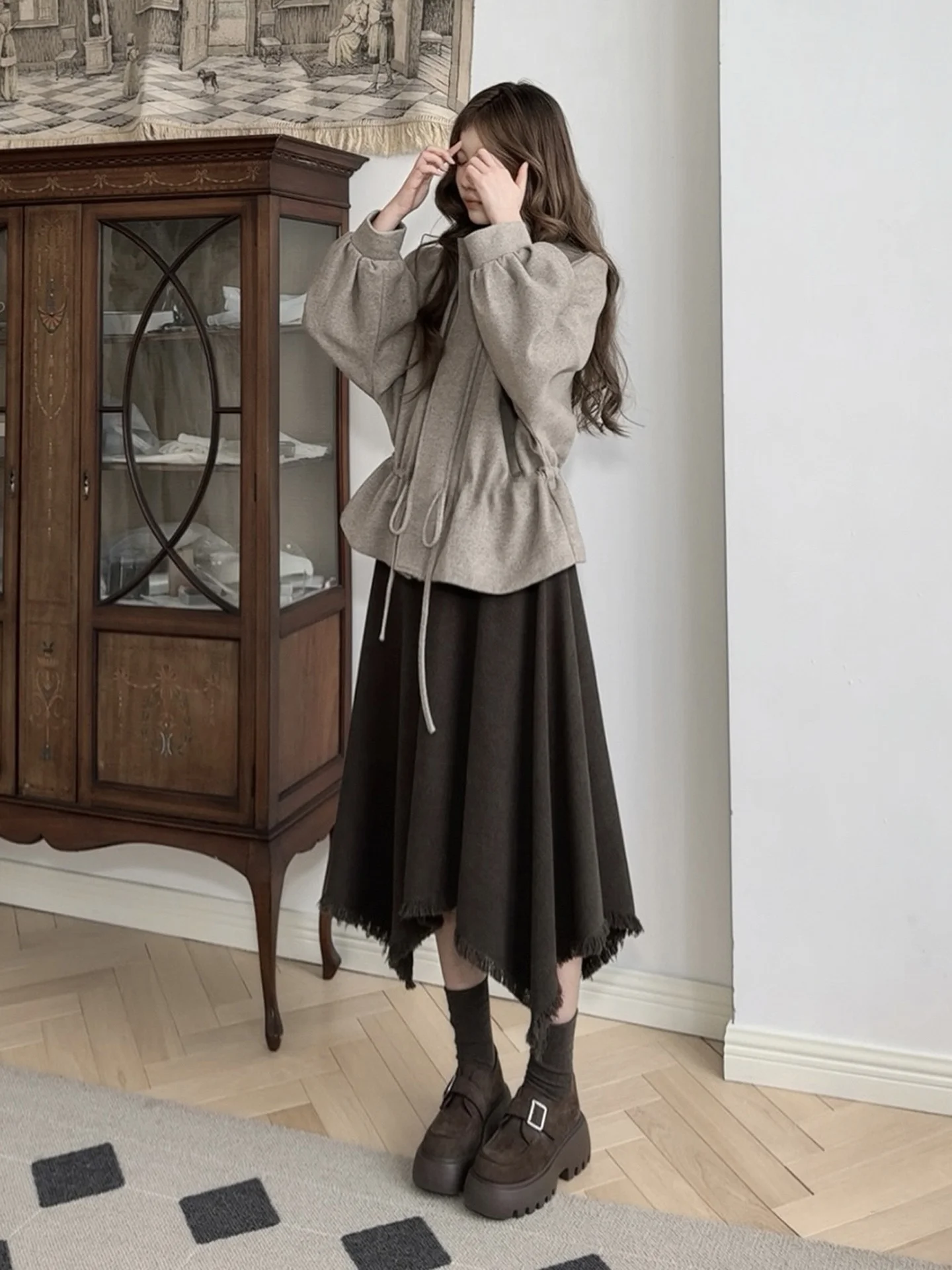 Ретро-юбка А-силуэта с высокой талией, асимметричная, винтажная, шерстяная, для женщин, осенний сезон, модная, весна-лето
Ретро-юбка А-силуэта с высокой талией, асимметричная, винтажная, шерстяная, для женщин, осенний сезон, модная, весна-лето