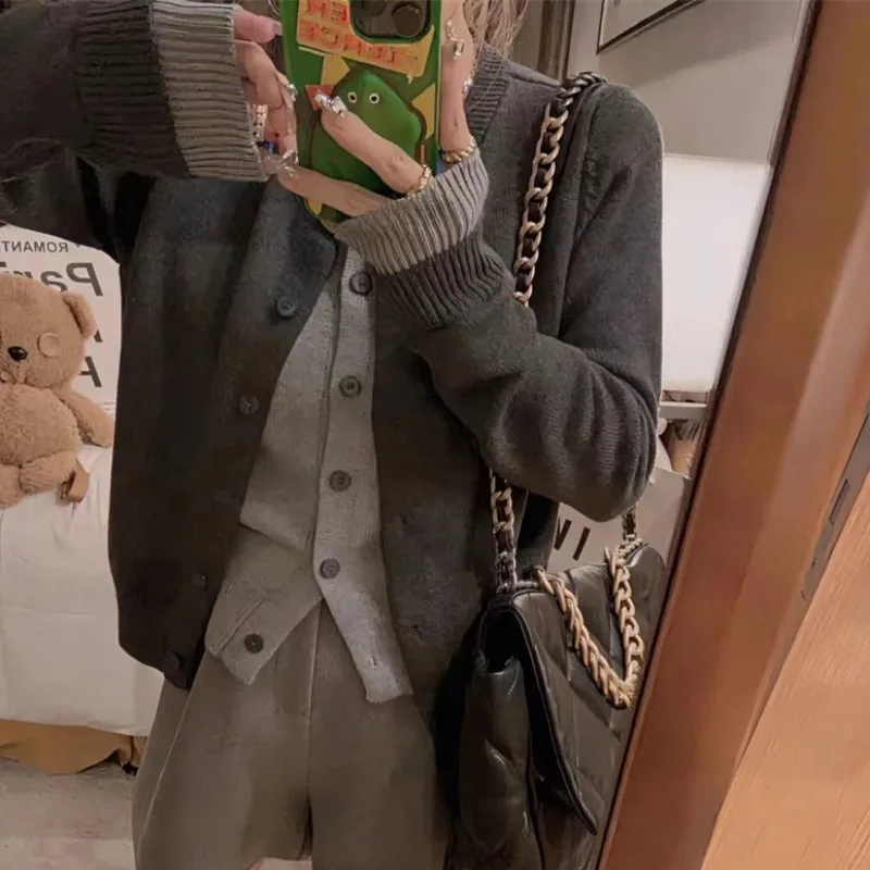 Autumn Winter Women Fake Two Sweaters Cardigan Fashion Patchwork Outerwear Round Neck Button Knitwear Female Chic Knitted Coats
Autumn Winter Women Fake Two Sweaters Cardigan Fashion Patchwork Outerwear Round Neck Button Knitwear Female Chic Knitted Coats