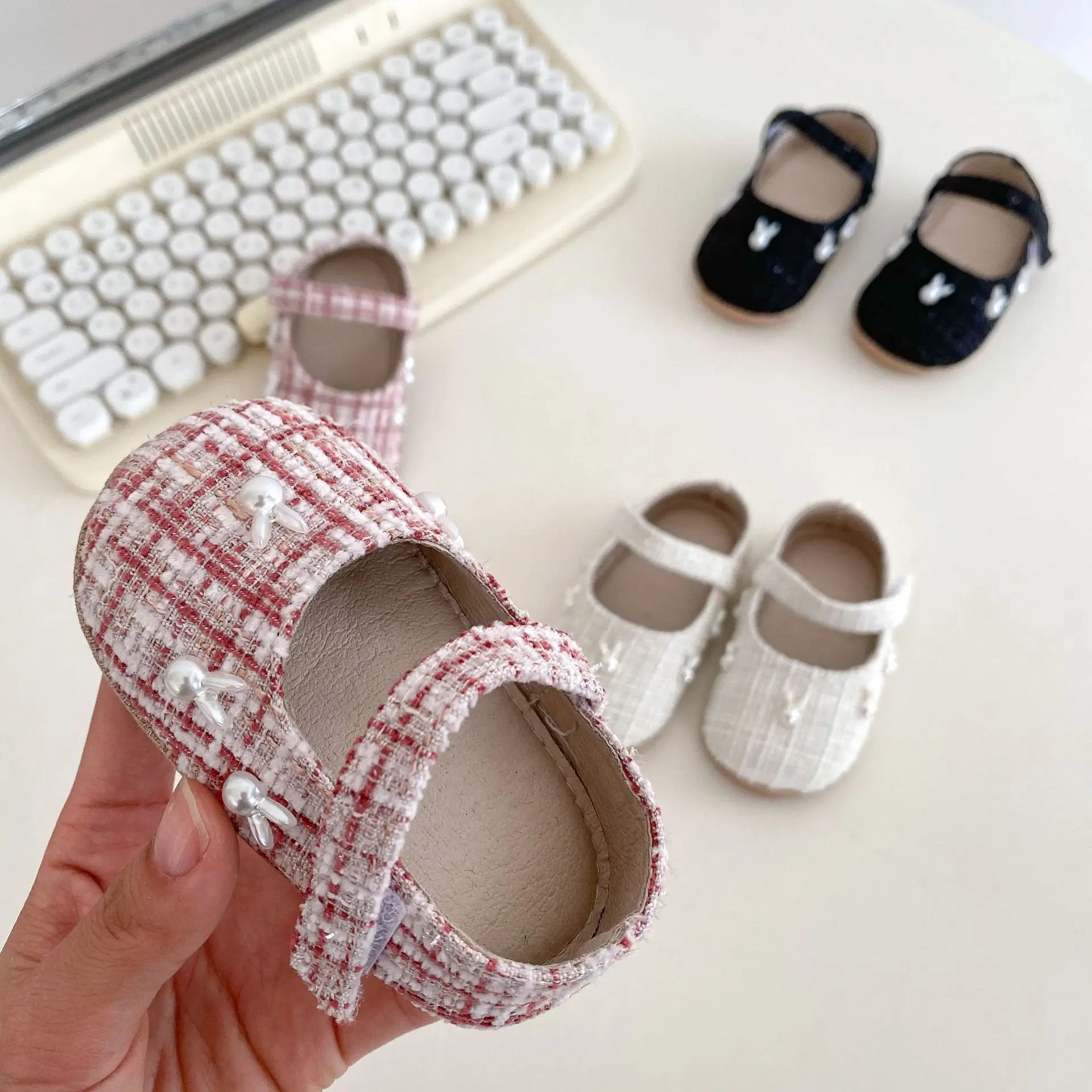 2026 Spring Baby Girl Tweed Mary Jane Shoes with Rabbit & Pearl Decor Soft Sole Infant Crib Shoes for Party Photoshoot
2026 Spring Baby Girl Tweed Mary Jane Shoes with Rabbit & Pearl Decor Soft Sole Infant Crib Shoes for Party Photoshoot