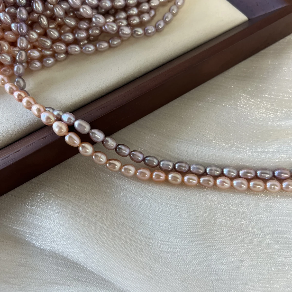 AAA 4-5mm Natural Freshwater Pearl Rice Bead Charms for DIY Women Men Necklace Bracelets Jewelry Making Accessories 36cm
AAA 4-5mm Natural Freshwater Pearl Rice Bead Charms for DIY Women Men Necklace Bracelets Jewelry Making Accessories 36cm