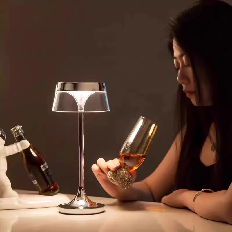 Современная минималистичная настольная лампа для спальни, роскошный стиль, дизайнерская хромированная настольная лампа для украшения учебы
Современная минималистичная настольная лампа для спальни, роскошный стиль, дизайнерская хромированная настольная лампа для украшения учебы