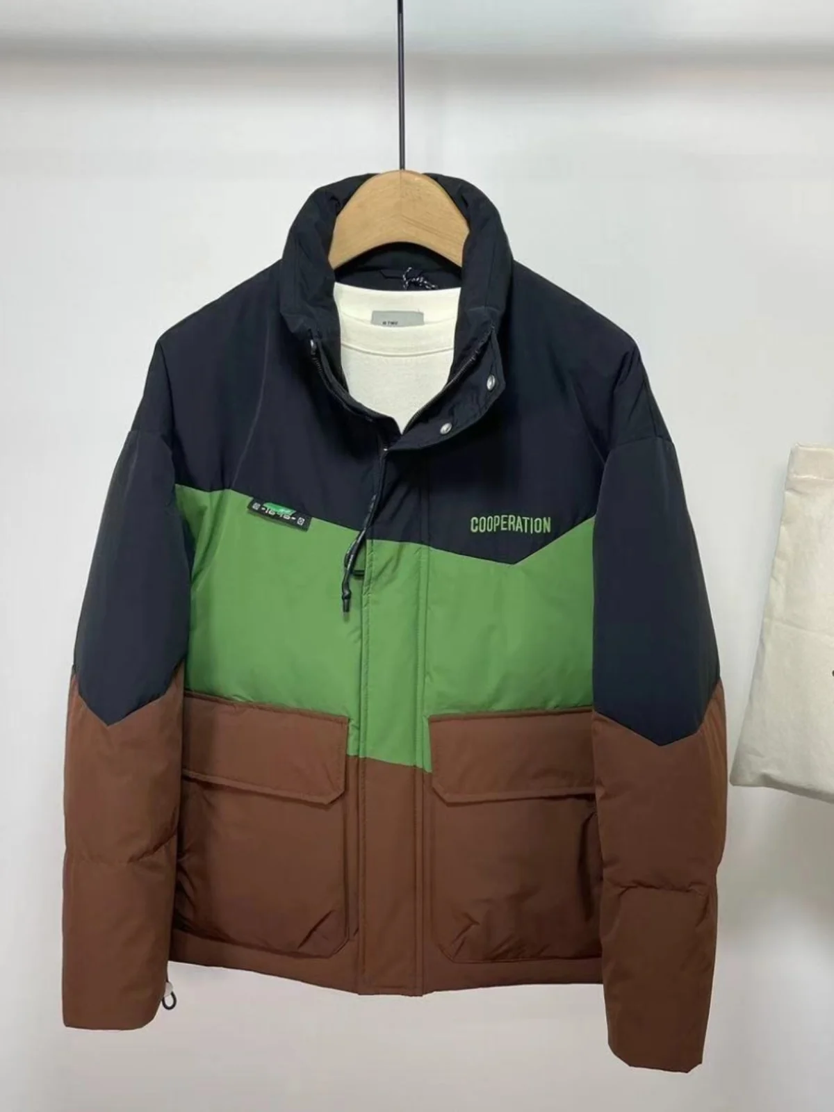 Новая мужская зимняя куртка 2024 года: пэчворк, воротник-стойка, высокое качество, рабочая одежда, простая, универсальная, модная, трендовая
Новая мужская зимняя куртка 2024 года: пэчворк, воротник-стойка, высокое качество, рабочая одежда, простая, универсальная, модная, трендовая