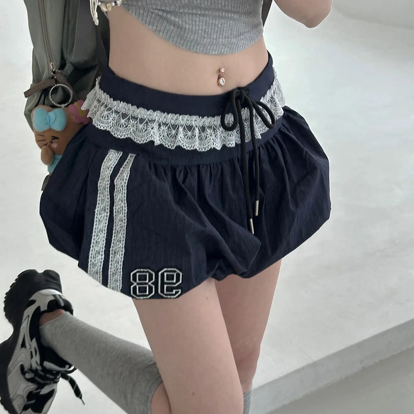 Летние спортивные шорты Spice Girl с кружевными краями контрастного цвета, модные повседневные шорты с облегающим дизайном
Летние спортивные шорты Spice Girl с кружевными краями контрастного цвета, модные повседневные шорты с облегающим дизайном