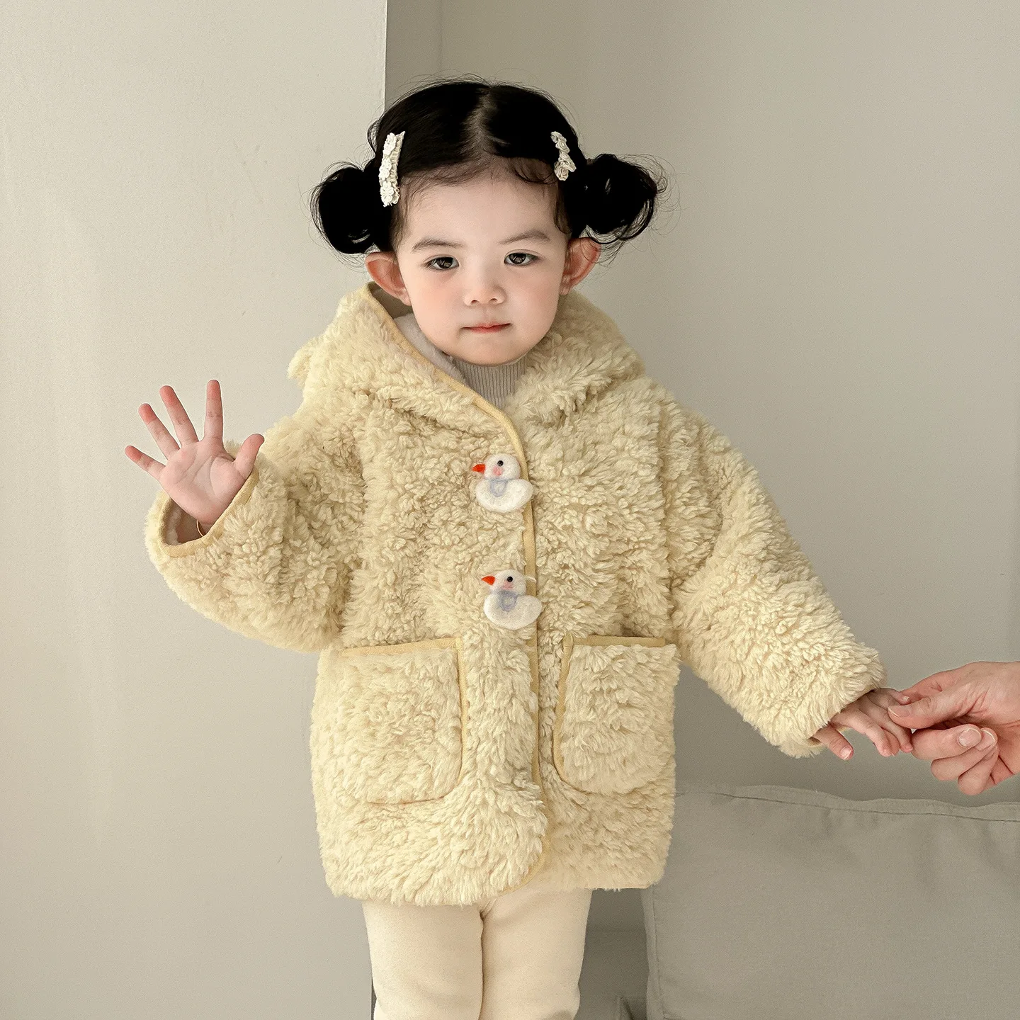 Детская куртка для маленьких девочек, зима 2025 года, утепленное флисовое пальто для маленьких девочек, верхняя одежда с капюшоном и мультяшным принтом для новорожденных девочек, пальто
Детская куртка для маленьких девочек, зима 2025 года, утепленное флисовое пальто для маленьких девочек, верхняя одежда с капюшоном и мультяшным принтом для новорожденных девочек, пальто