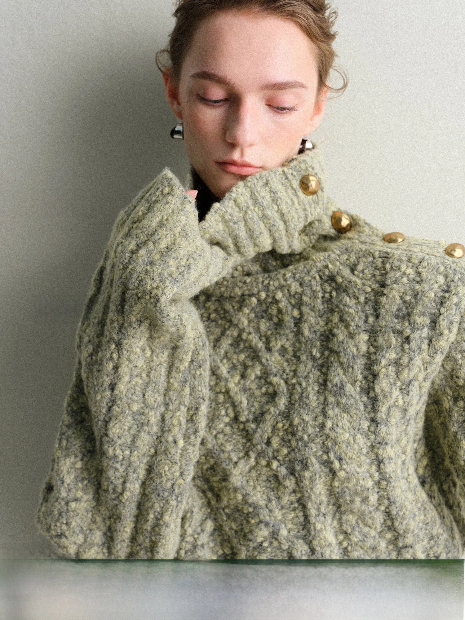 Оригинальный вязаный свитер Mogas из смесовой шерсти с высоким воротником, боковыми пуговицами и текстурным узором, зимний, женский, повседневный, с длинными рукавами
Оригинальный вязаный свитер Mogas из смесовой шерсти с высоким воротником, боковыми пуговицами и текстурным узором, зимний, женский, повседневный, с длинными рукавами