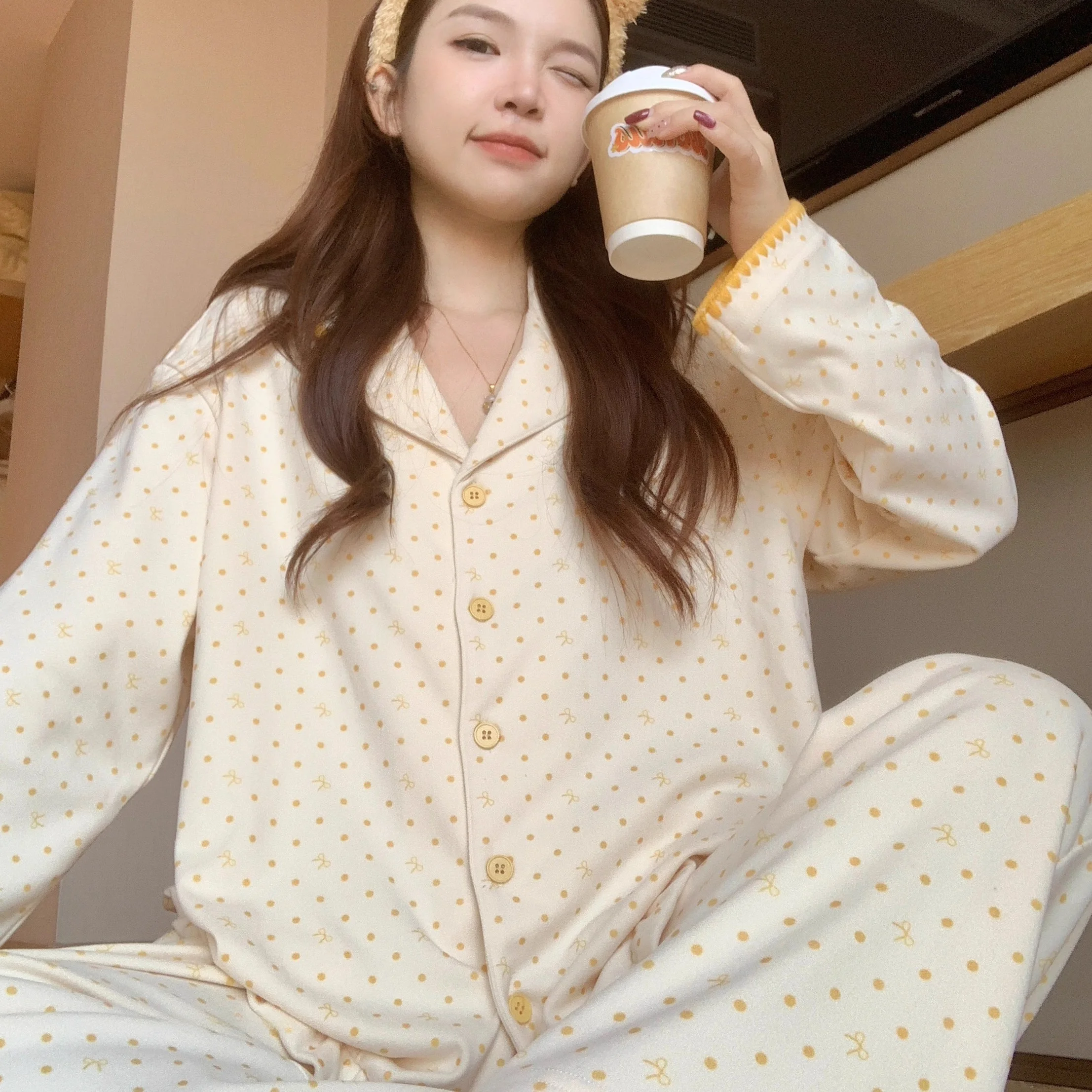 Autumn Winter Polka Dot Korean Style Women's Sleepwear Long Sleeve Thermal Home Clothes Velvet Fabric Home Clothes Set
Autumn Winter Polka Dot Korean Style Women's Sleepwear Long Sleeve Thermal Home Clothes Velvet Fabric Home Clothes Set