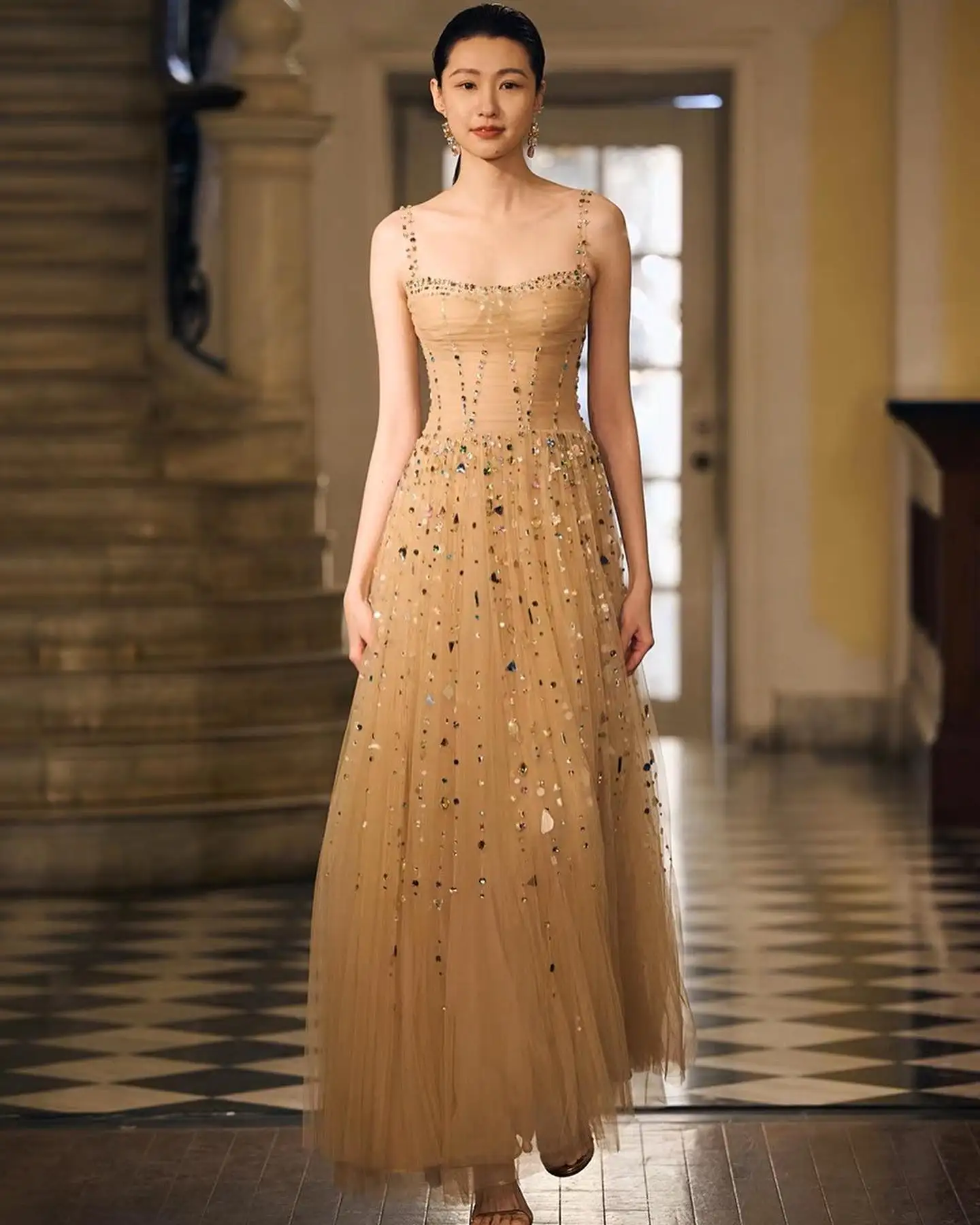 Customized Luxury Sequined Crystal Spaghetti Straps A-Line Organza Evening Dress High Quality Sleeveless Strapless Party Gowns
Customized Luxury Sequined Crystal Spaghetti Straps A-Line Organza Evening Dress High Quality Sleeveless Strapless Party Gowns