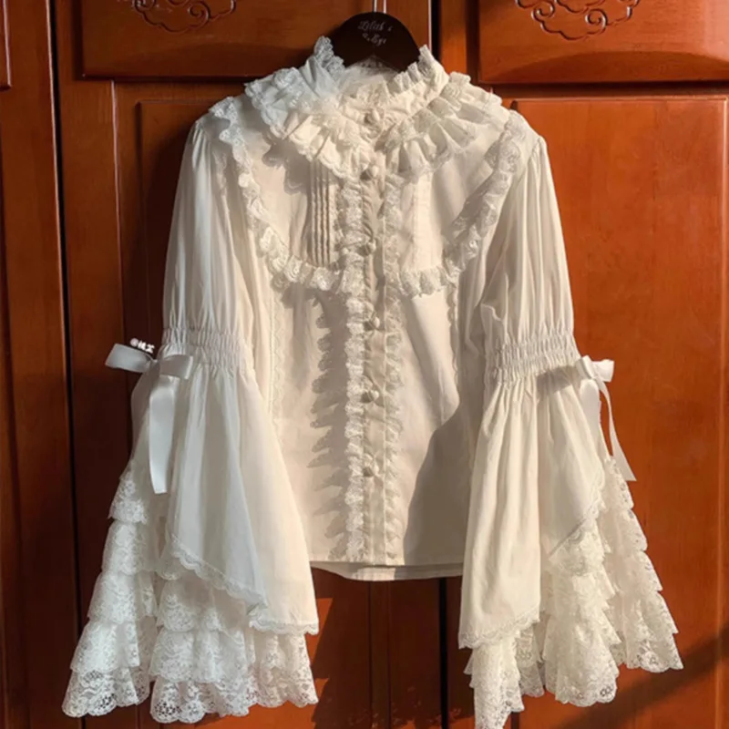 Блузка в стиле Лолиты, женская майка Camisas De Mujer, воротник Питера Пэна, милые рубашки с расклешенными рукавами, топы большого размера, кружевные блузки с бантом и оборками 
Блузка в стиле Лолиты, женская майка Camisas De Mujer, воротник Питера Пэна, милые рубашки с расклешенными рукавами, топы большого размера, кружевные блузки с бантом и оборками