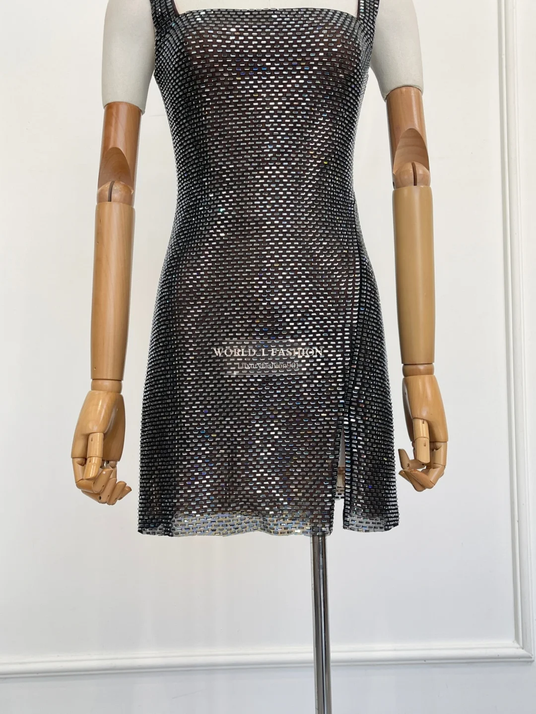 High Quality 2025 New Beautiful Golden Long Sleeve Diamonds Wasp Waist Midi Dress
High Quality 2025 New Beautiful Golden Long Sleeve Diamonds Wasp Waist Midi Dress