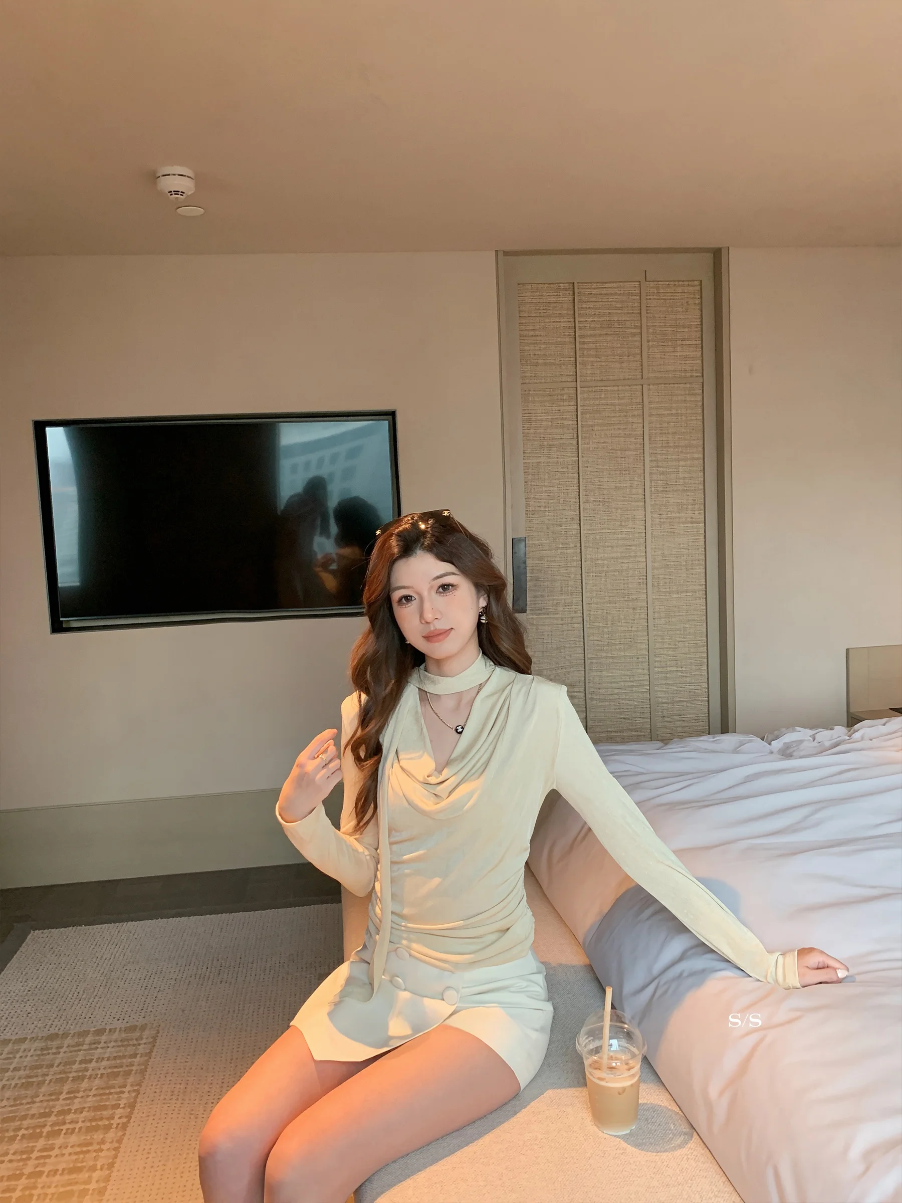 Женская приталенная футболка Sam Seoi с длинным рукавом, V-образным вырезом, шарфом и поясом, корейский стиль, вязаная, весна 2026
Женская приталенная футболка Sam Seoi с длинным рукавом, V-образным вырезом, шарфом и поясом, корейский стиль, вязаная, весна 2026